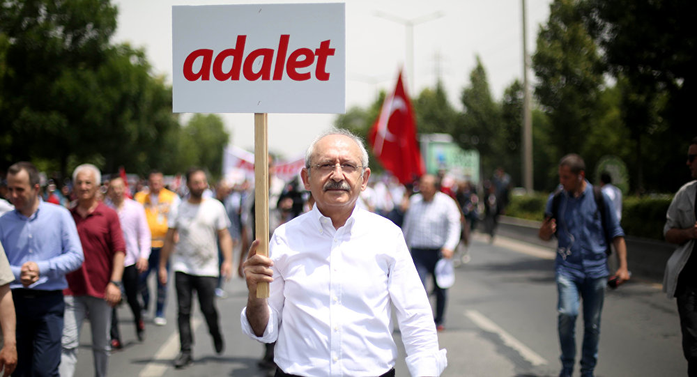 CHP lideri Kemal Kılıçdaroğlu adalet yürüyüşünde 9 Temmuz 2017 Pazar günü İstanbul Maltepe'deki miting alanına vardı.